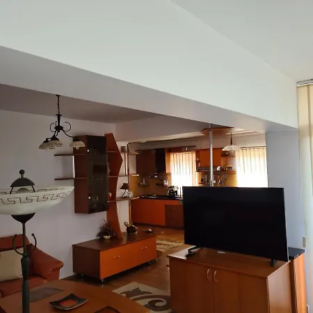 Laura Apartment דירה