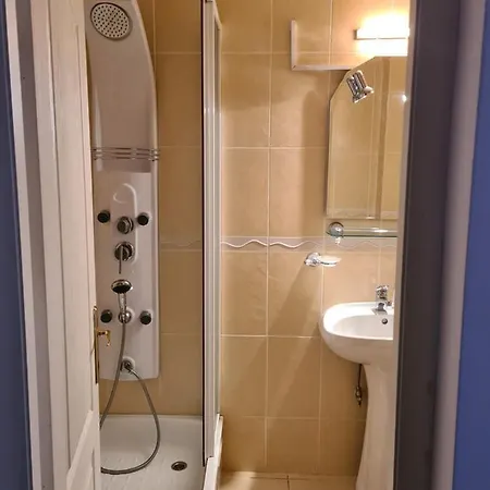 Laura Apartment דירה *