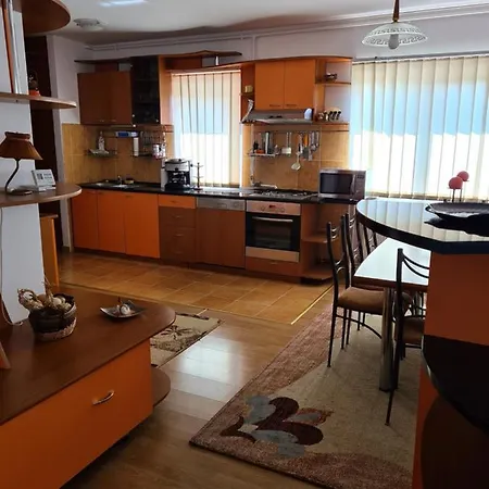 דירה Laura Apartment *