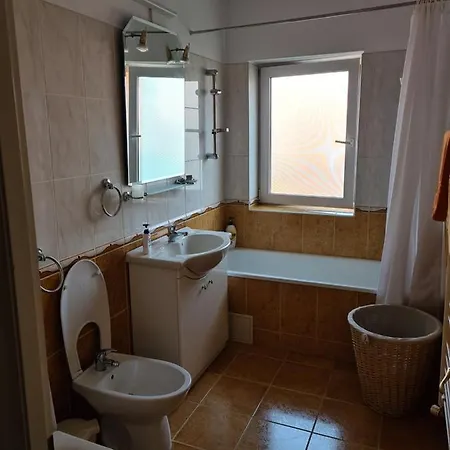 Laura Apartment דירה *