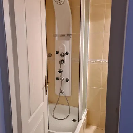 Laura Apartment דירה *